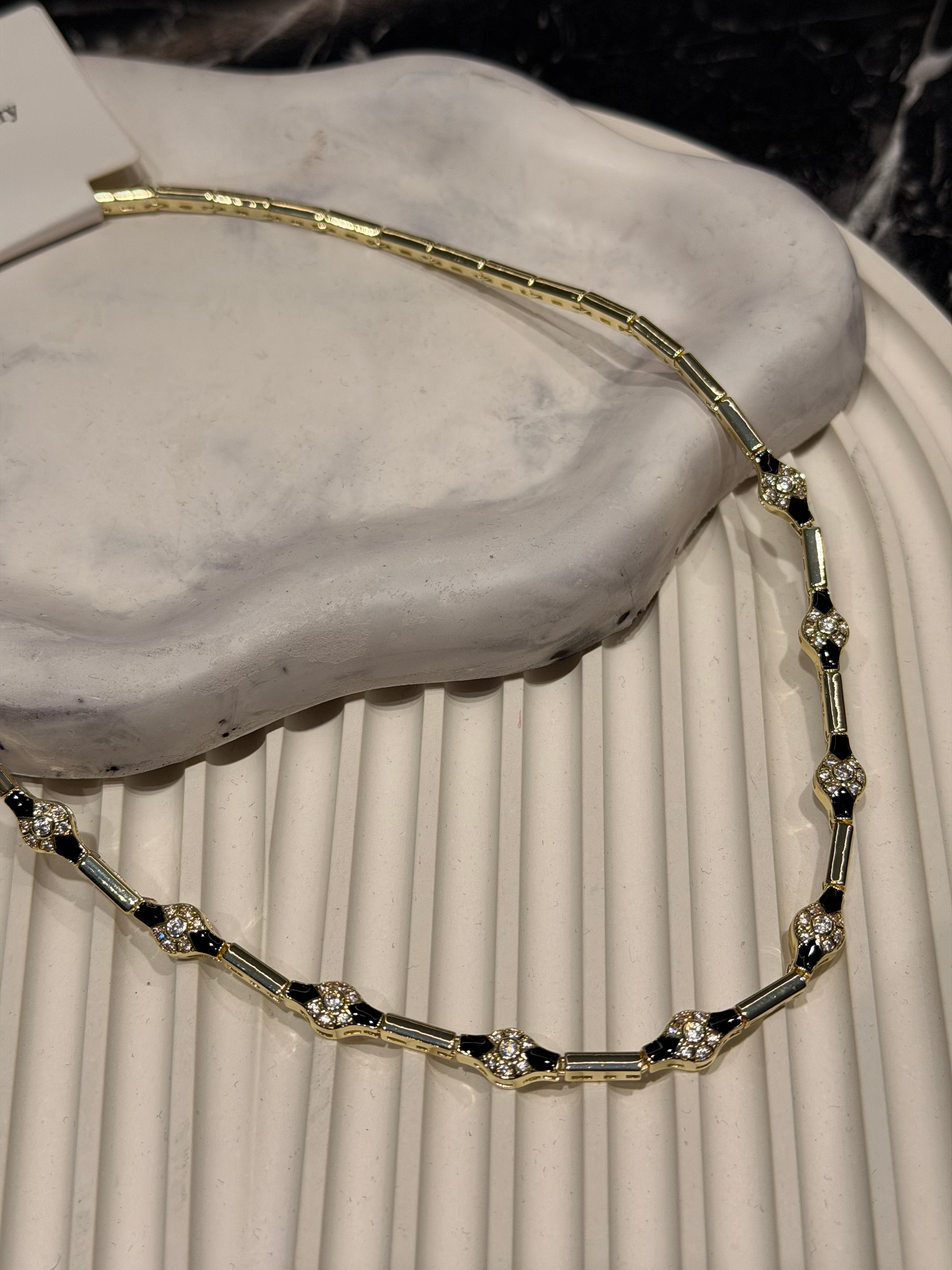 14k Altın Kaplama Siyah Taş Detaylı Tasarım Kolye Ürün ana görseli