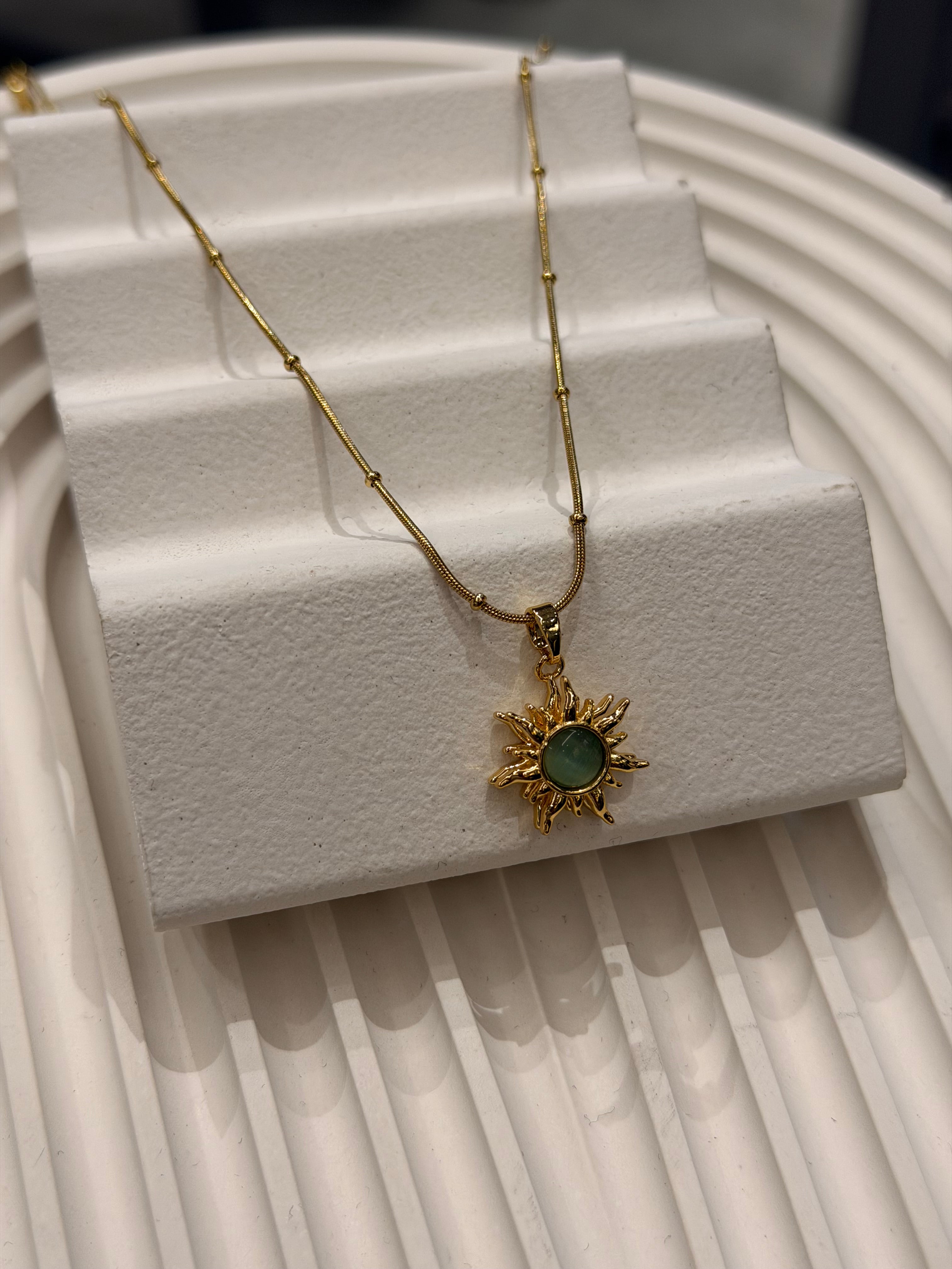 Turkuaz Işıltısı Güneş Kolye Ürün ana görseli