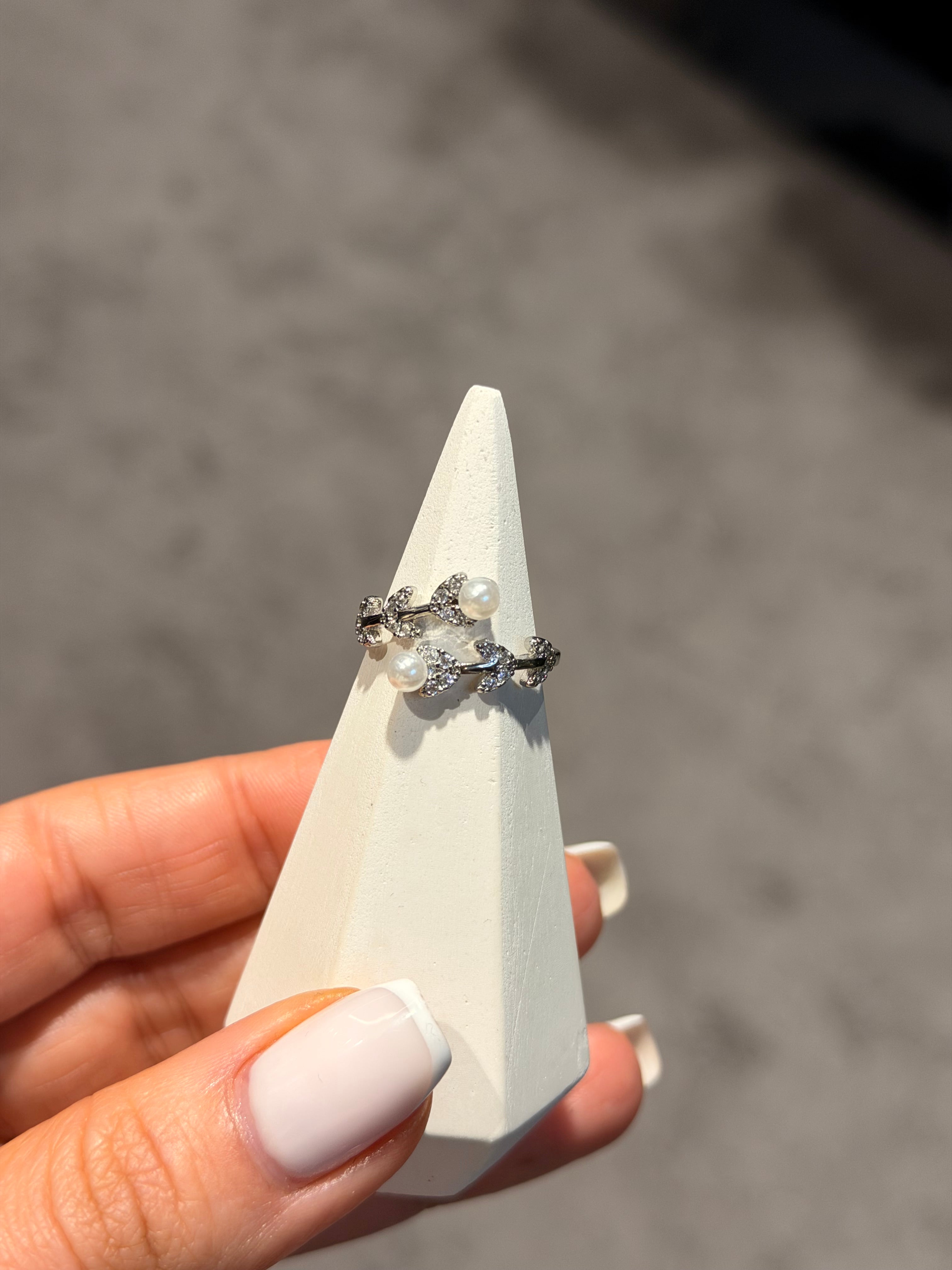 İncili Yaprak Model Ayarlanabilir Yüzük Silver