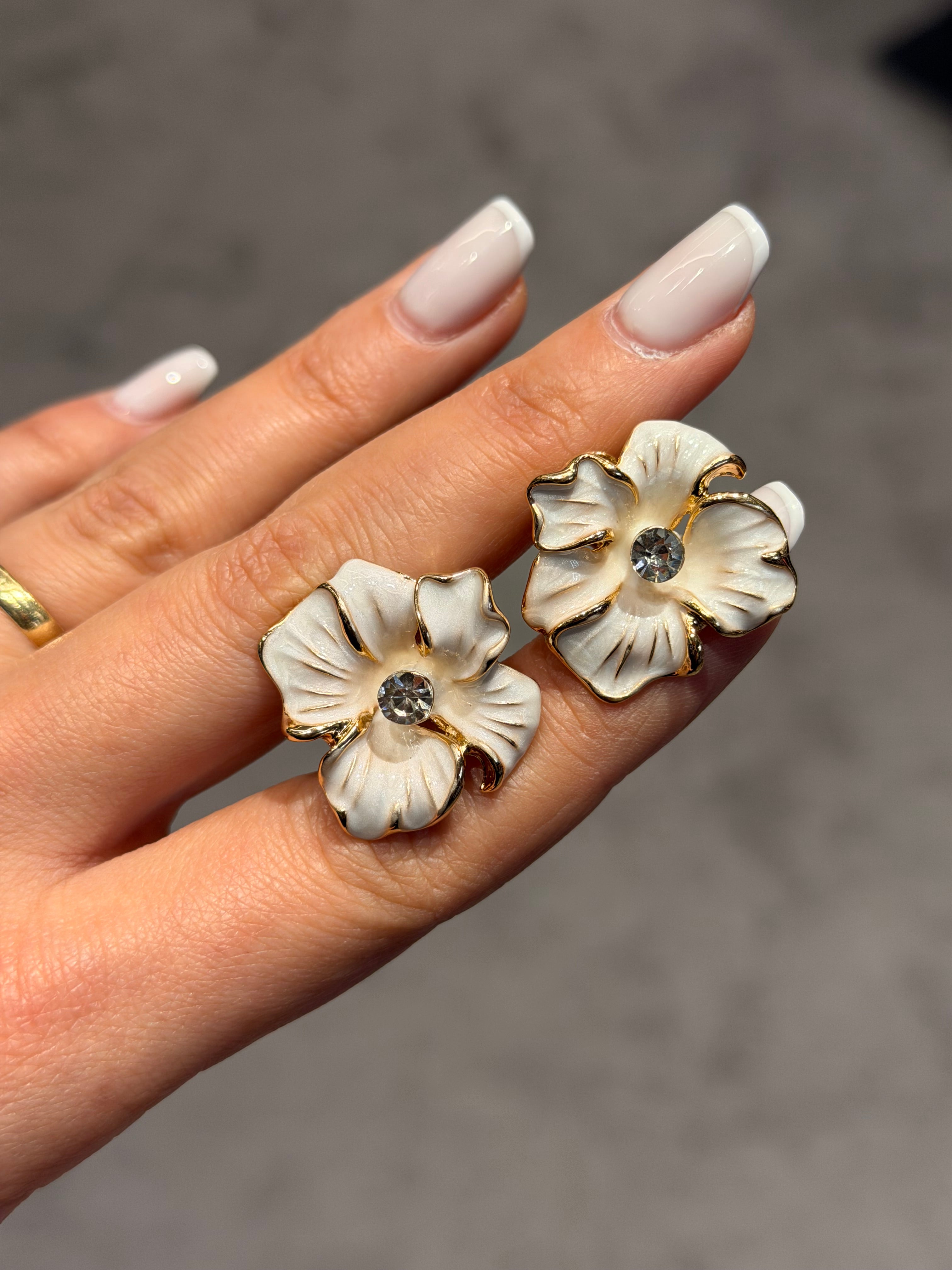 Beyaz Çiçek Model Küpe Ürün ikincil görseli