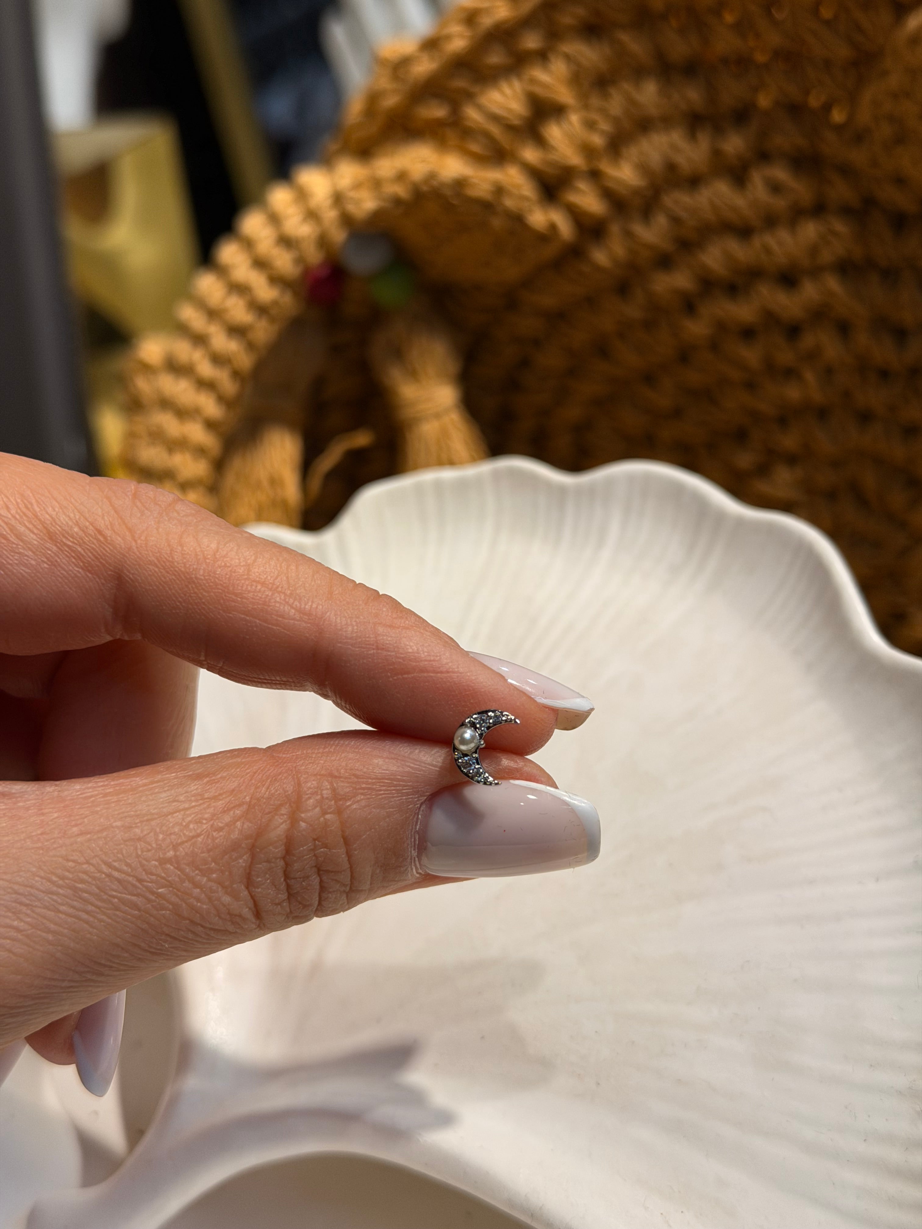 İnci Taneli Ay Model Cerrahi Piercing Silver Ürün ana görseli