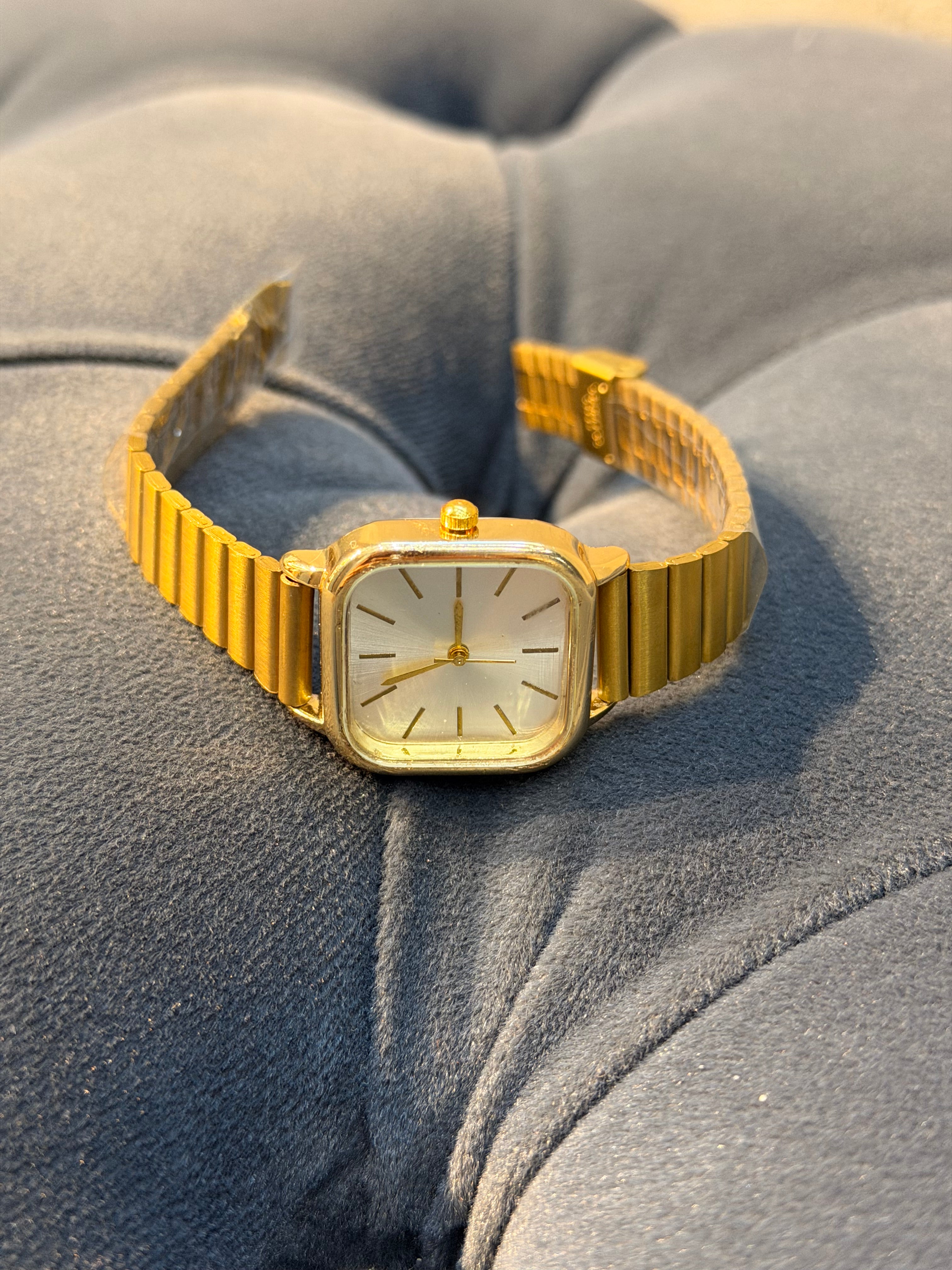 Vintage Model Eskitme Paslanmaz Çelik Kadın Saat Gold