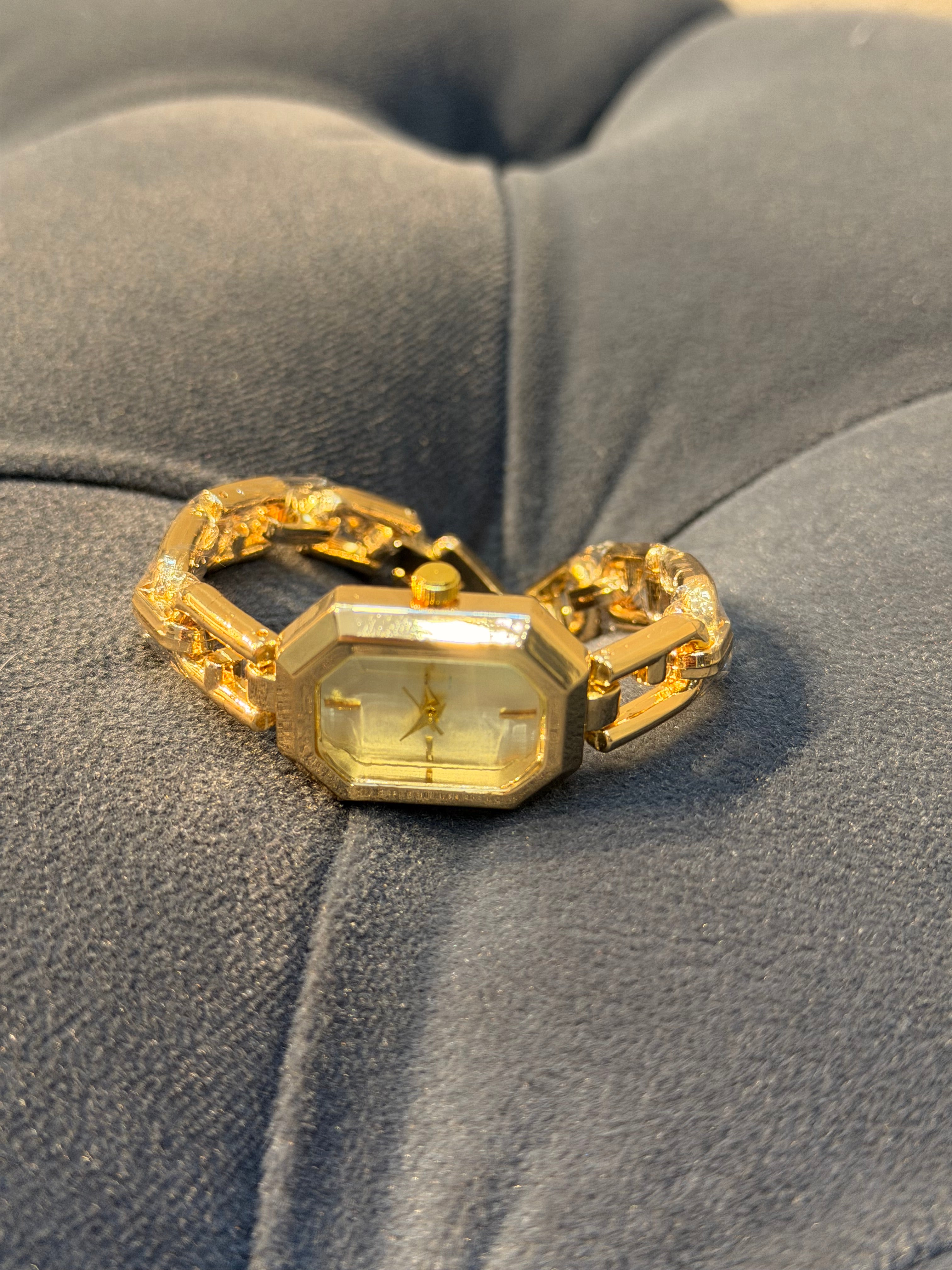 Vintage Model Paslanmaz Çelik Kadın Saat Gold