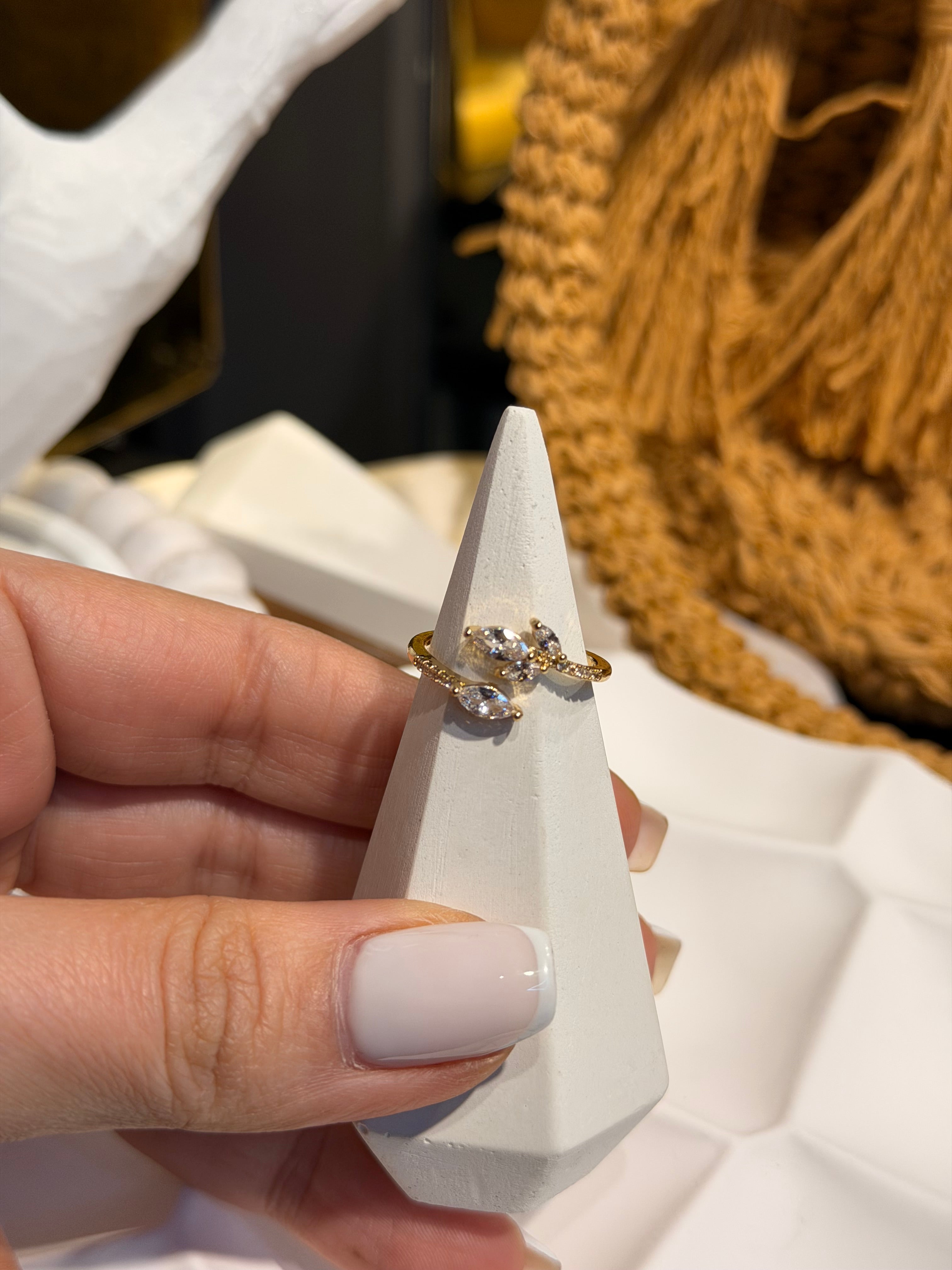 Taşlı Yaprak Model Ayarlanabilir Yüzük Gold Ürün ikincil görseli