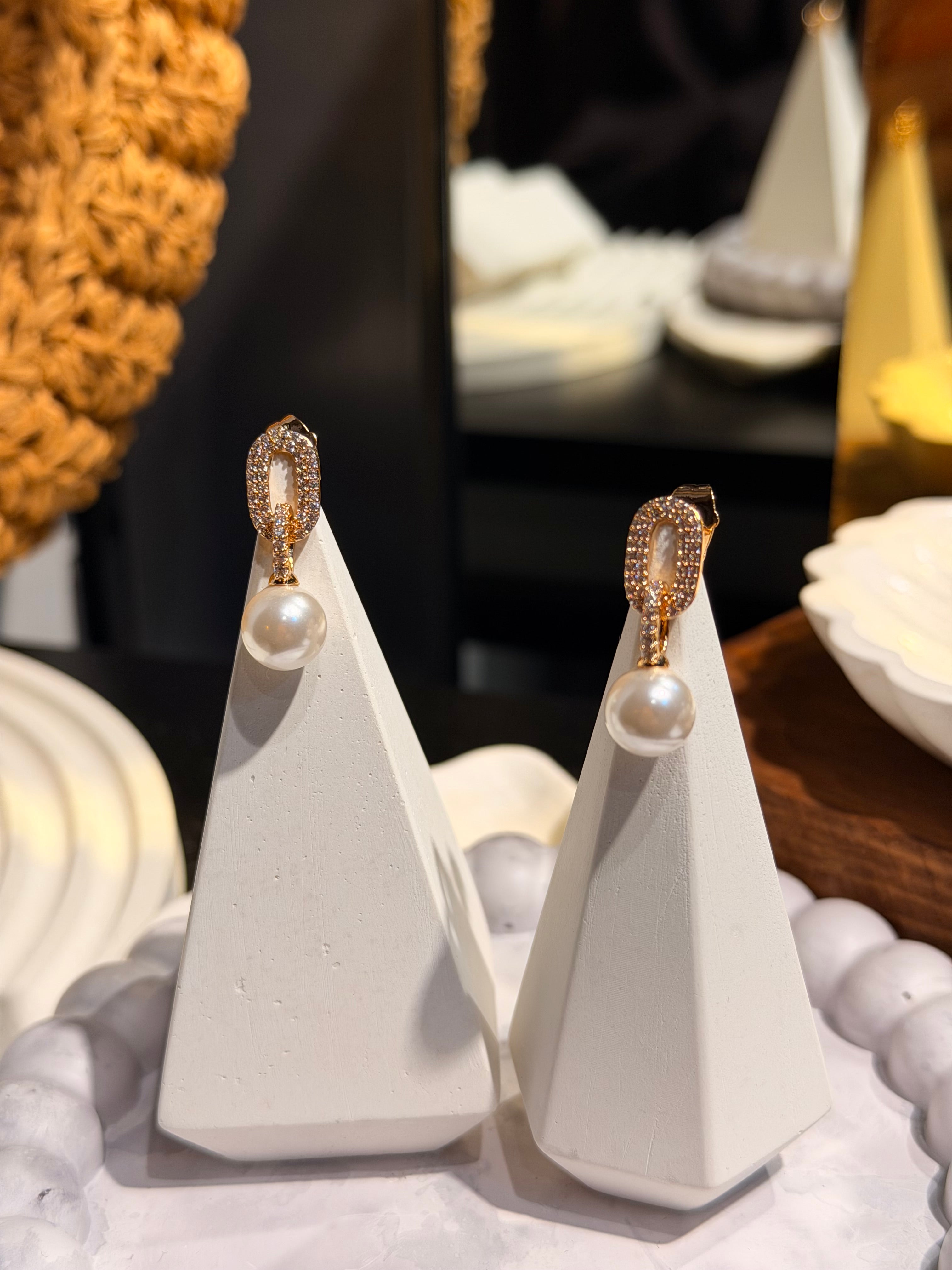 Xuping Sallantılı İnci Taşlı Model Küpe Ürün ikincil görseli