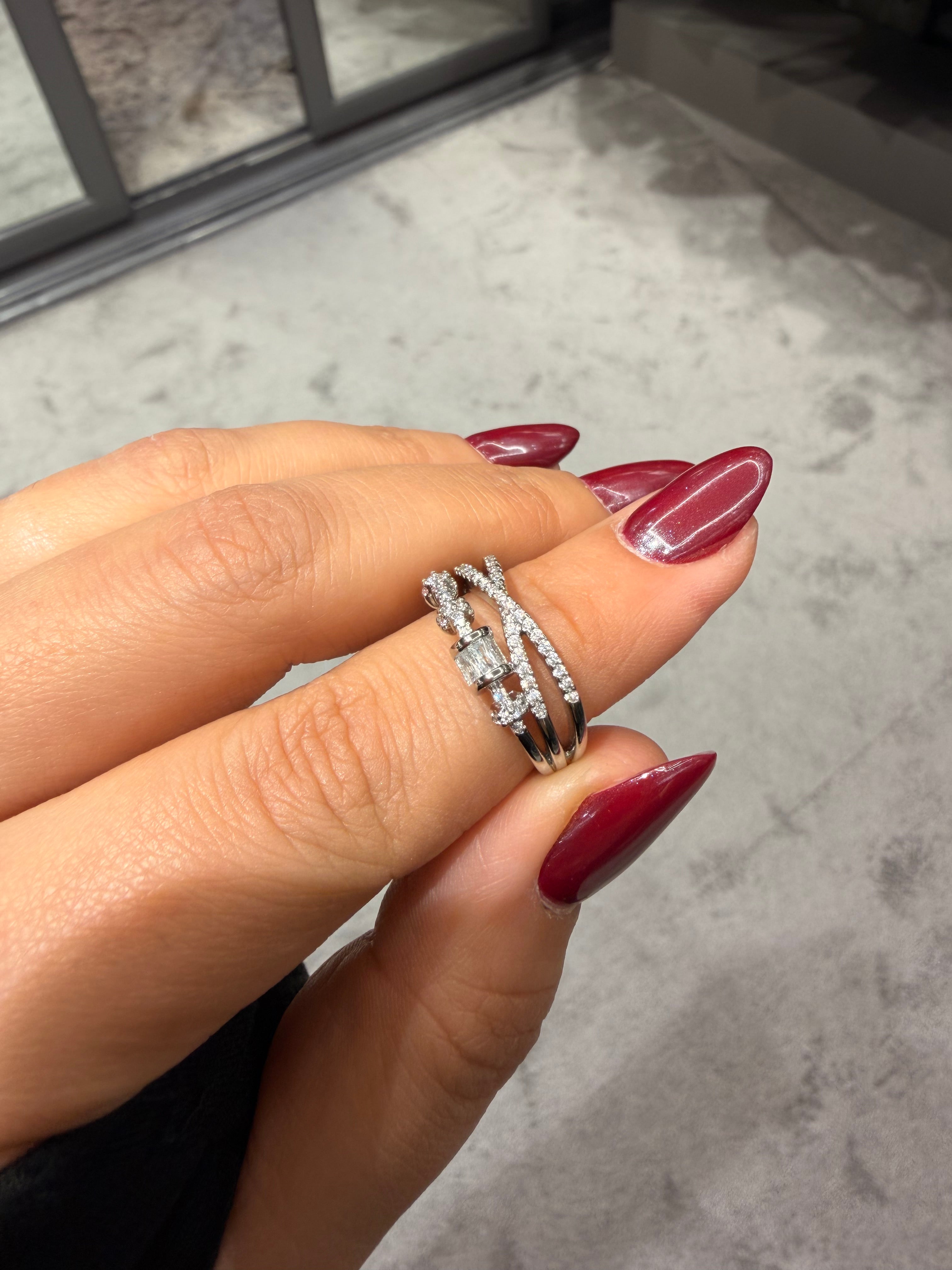 Çapraz Pırlanta Taş Model Ayarlanabilir Gold Yüzük Ürün ikincil görseli