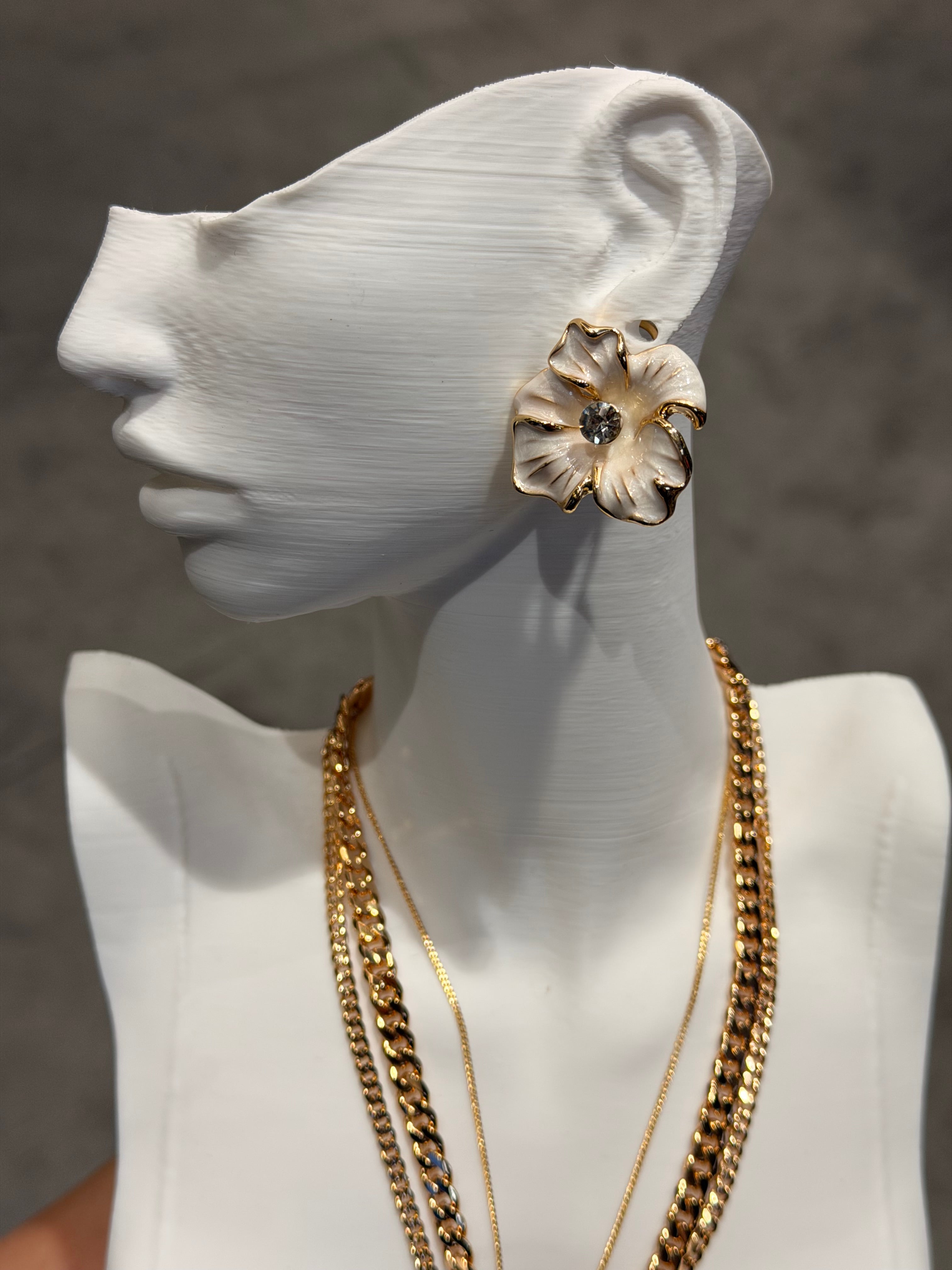 Beyaz Çiçek Model Küpe Ürün ana görseli