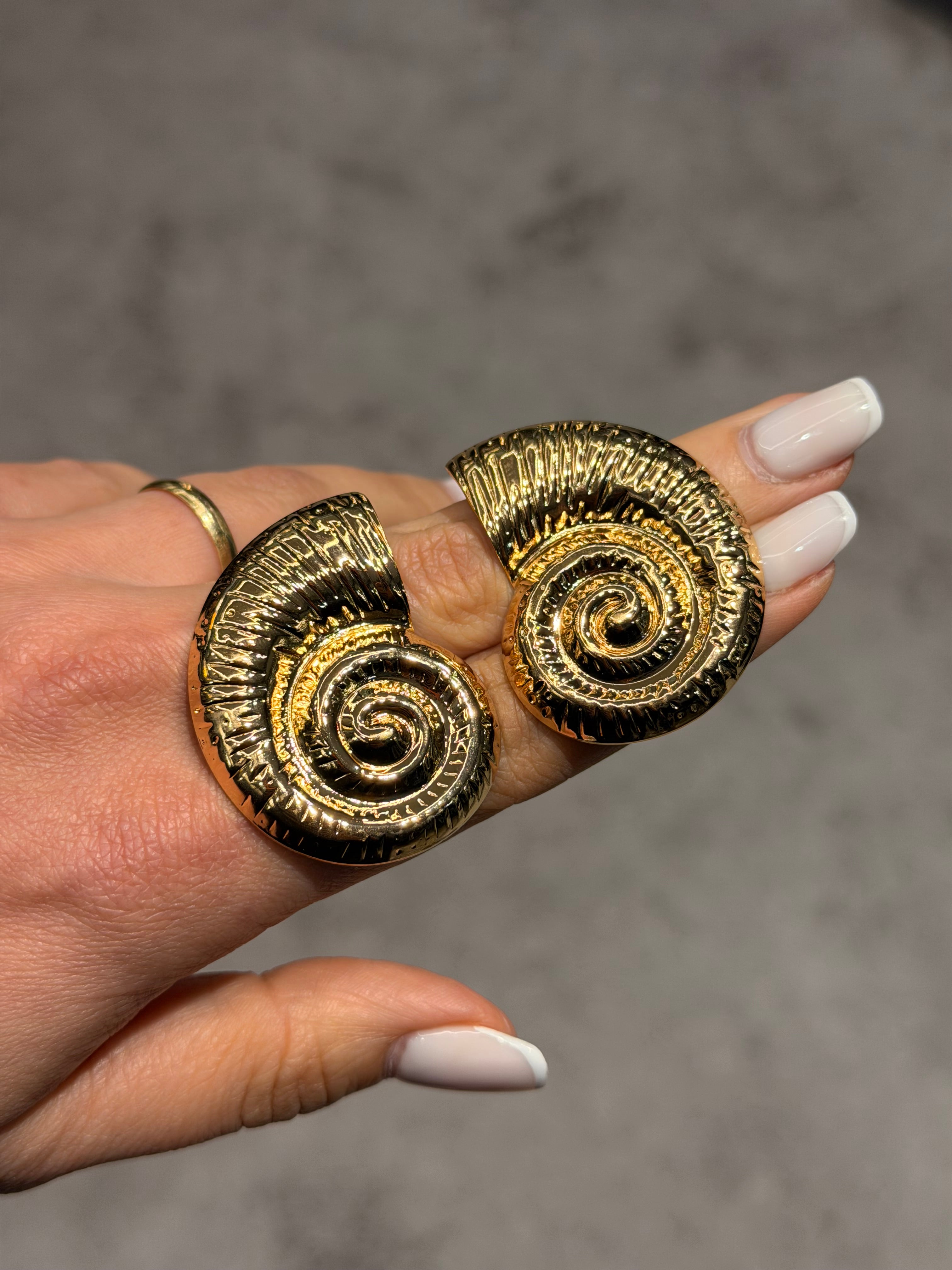 Büyük Deniz Kabuğu Model Küpe Ürün ikincil görseli