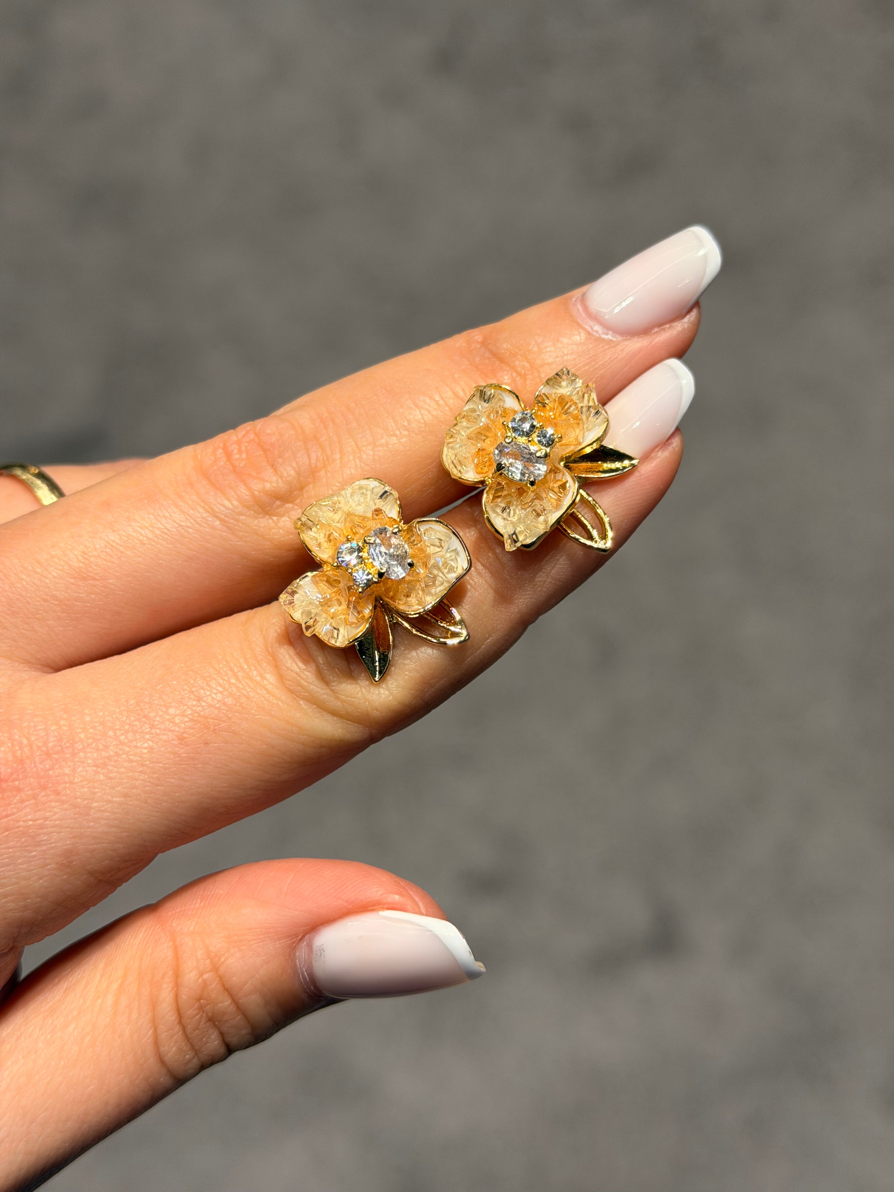 Doğal Taşlı Çiçek Model Küpe Ürün ikincil görseli