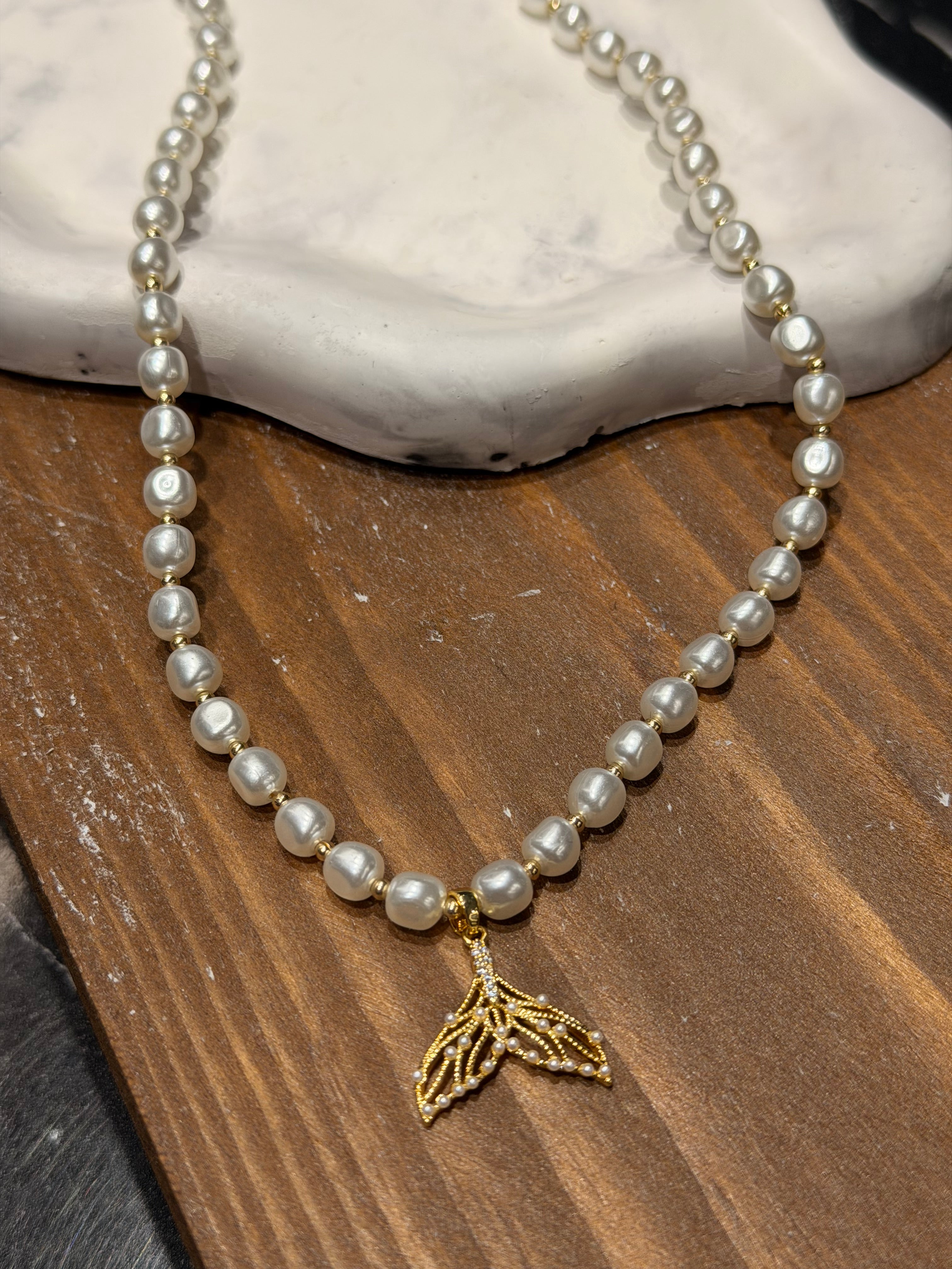 Balık Kuyruk İnci Kolye Ürün ana görseli