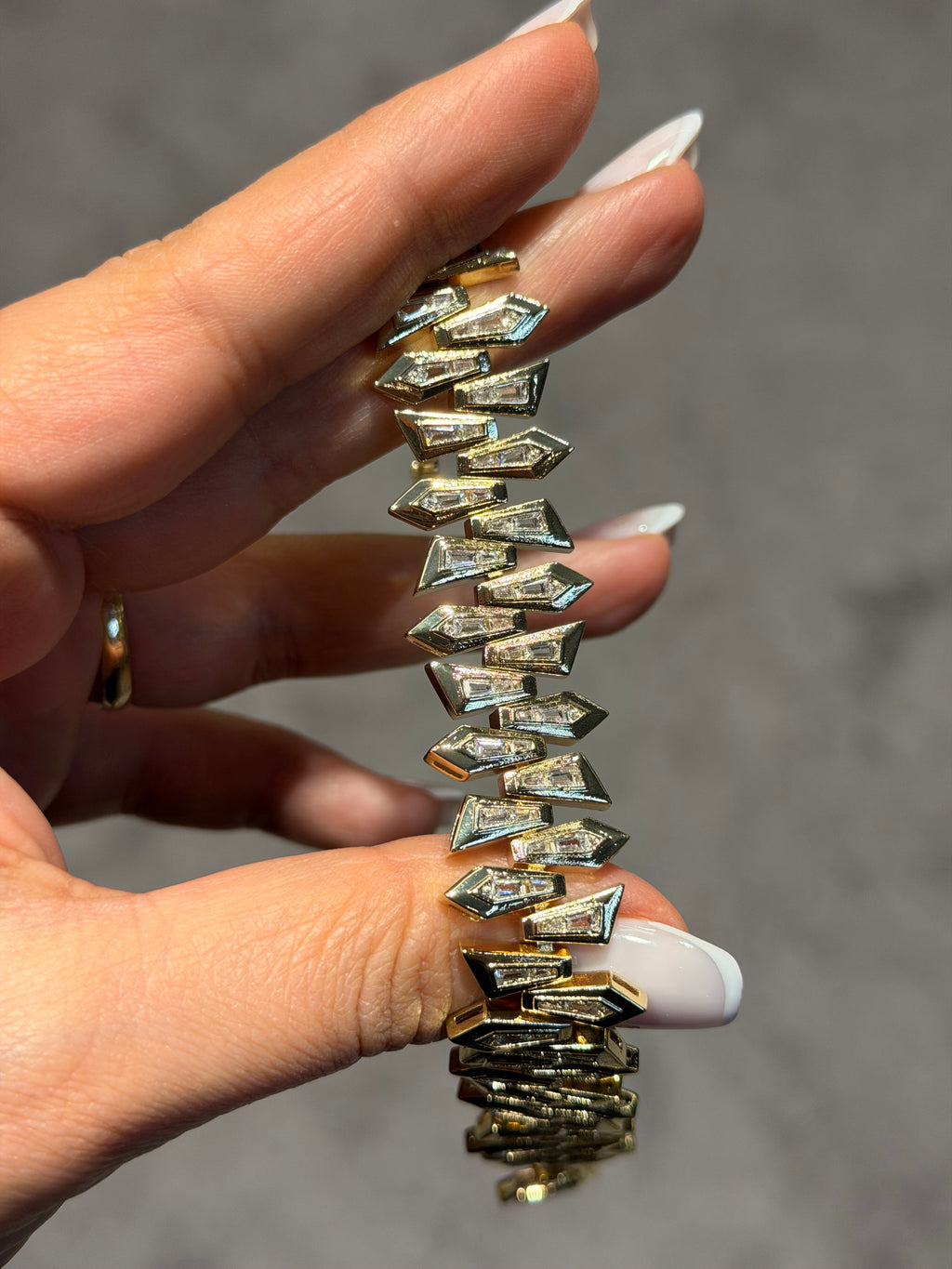 14k Kuyumcu Modeli Kalın Zikzak Model Taşlı Bileklik