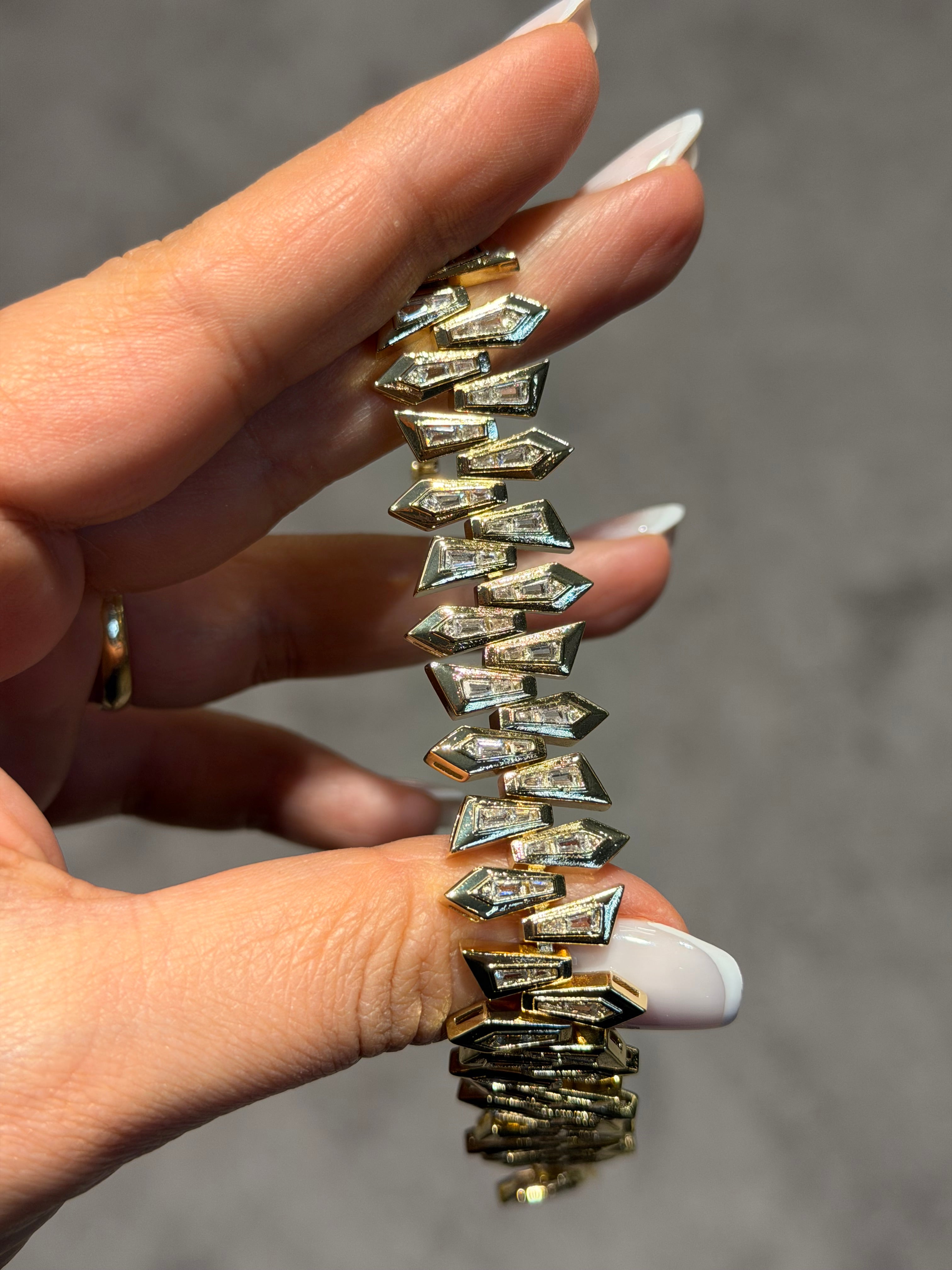 14k Kuyumcu Modeli Kalın Zikzak Model Taşlı Bileklik