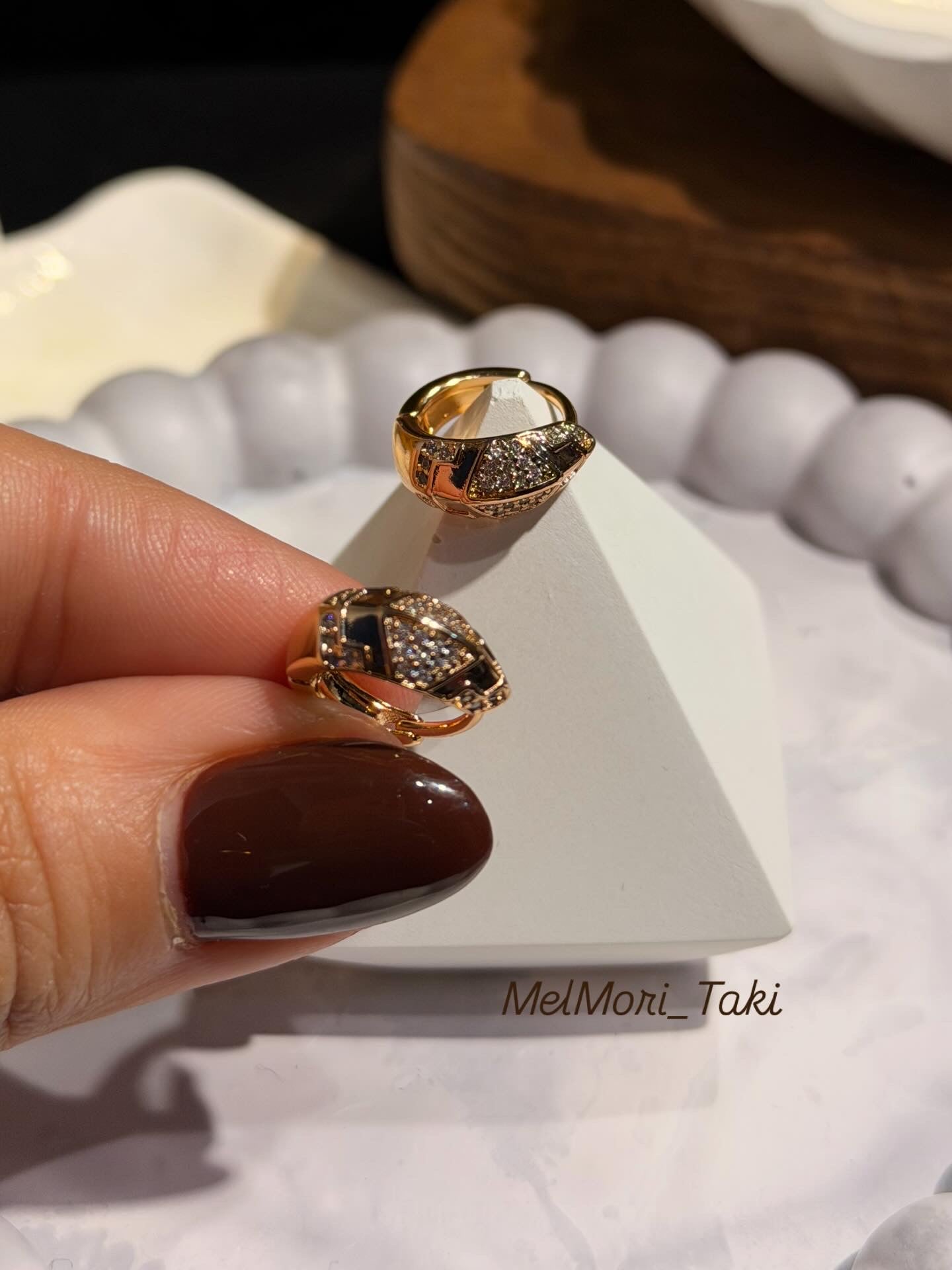 Xuping Taşlı Yılan Baş Model Küpe Ürün ikincil görseli