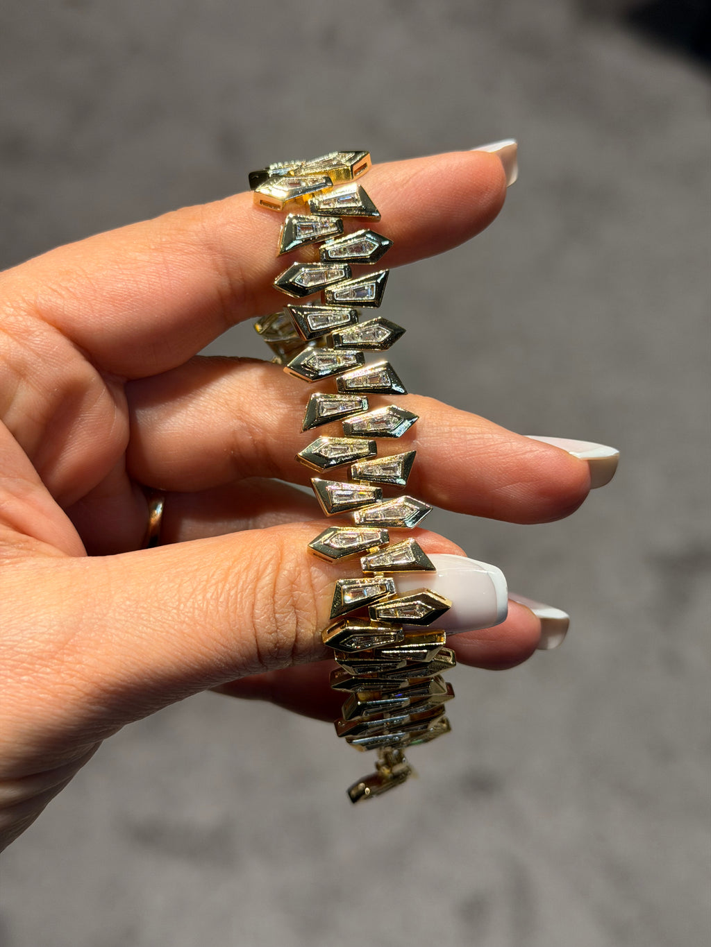 14k Kuyumcu Modeli Kalın Zikzak Model Taşlı Bileklik