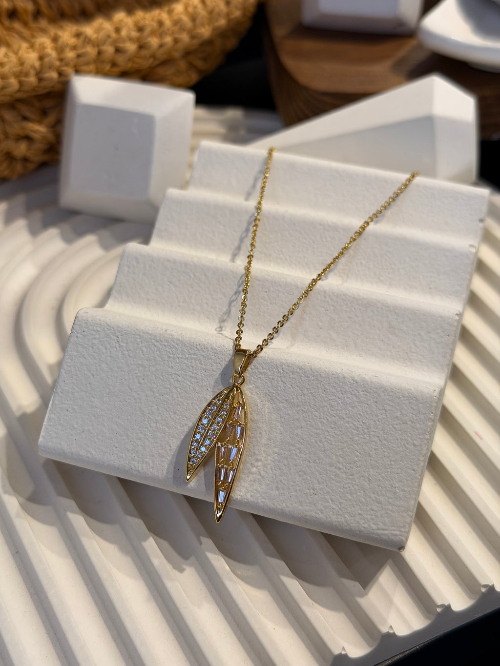 Yaprak Model Taşlı Kolye Gold