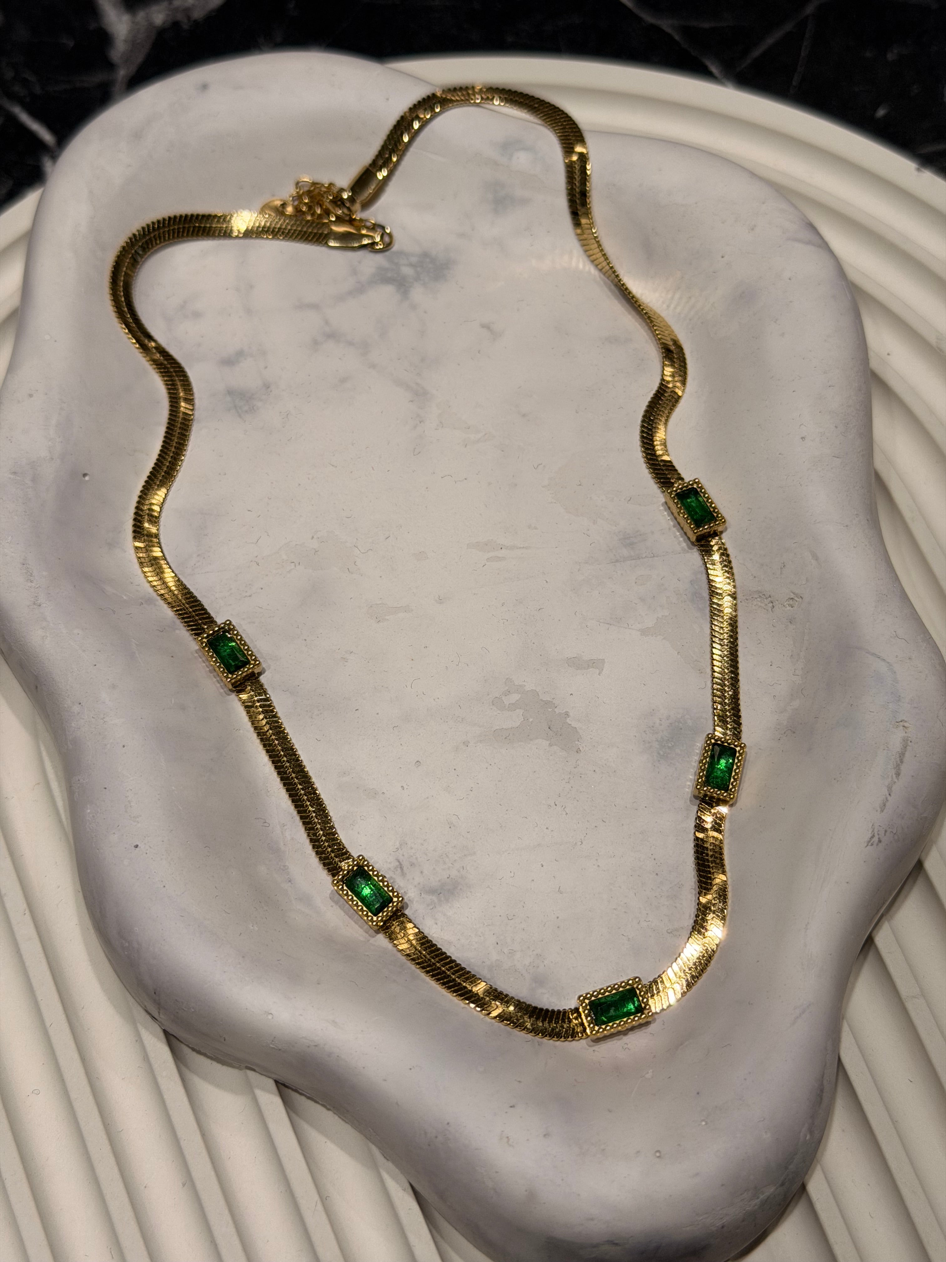 Yeşil Taş Detaylı Tasarım Kolye Ürün ikincil görseli