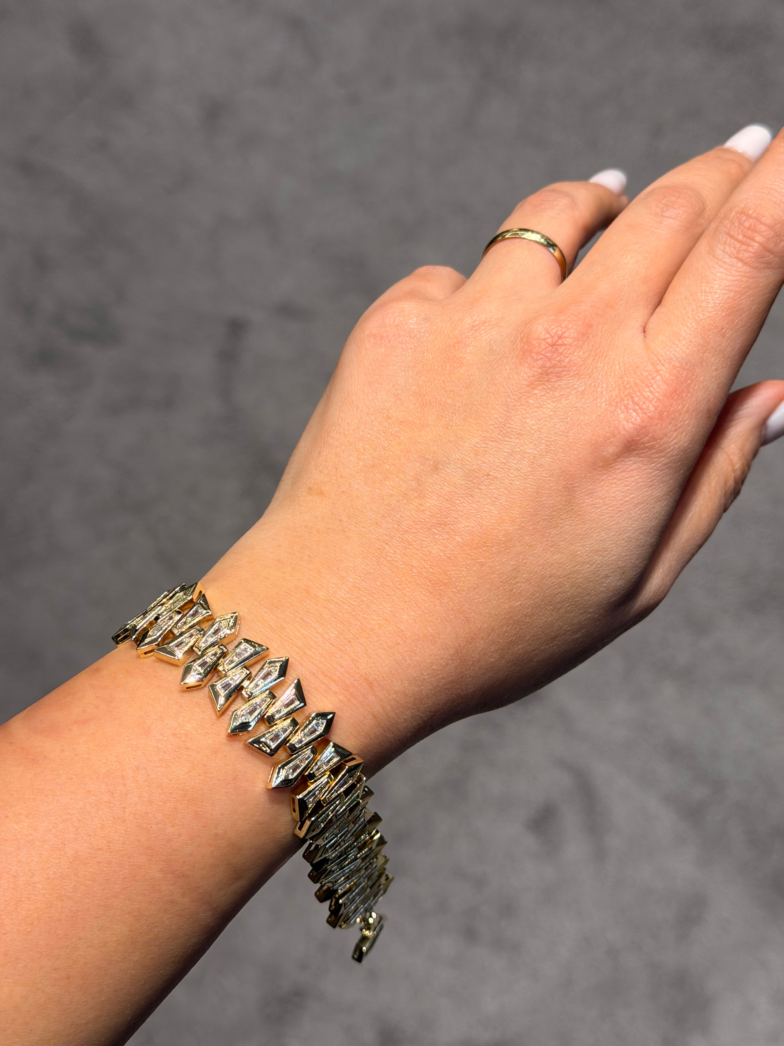 14k Kuyumcu Modeli Kalın Zikzak Model Taşlı Bileklik