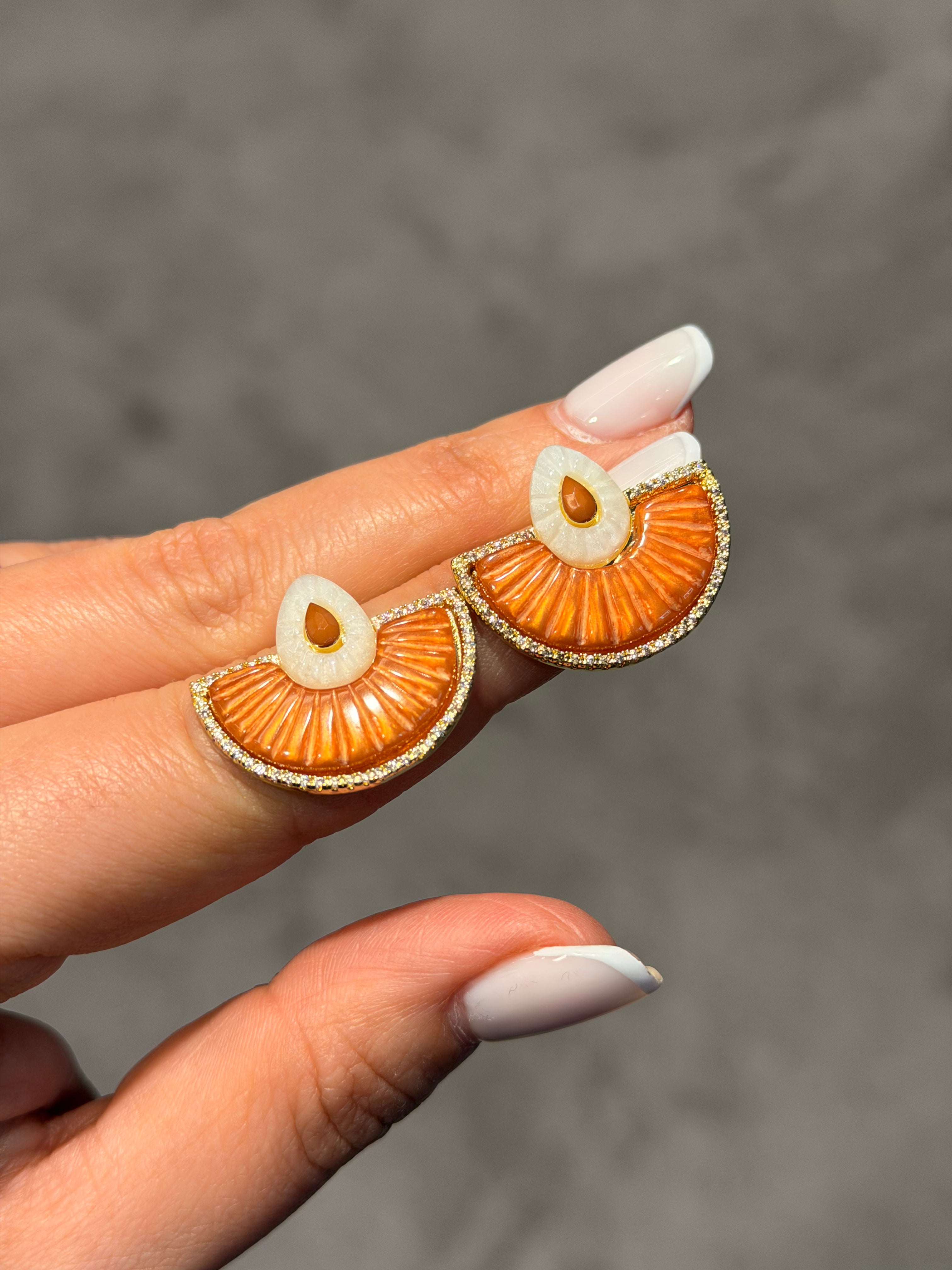 Yelpaze Model Karamel Küpe